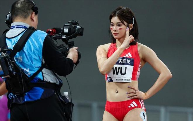 穿红色运动衣秀流畅肌肉线条确实很有料ky开元棋牌吴艳妮这身材谁顶得住！(图4)