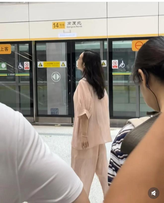 被偶遇穿自己设计的衣服像睡衣贼难看开元棋牌王鸥深圳岗厦地铁、深圳湾(图4)
