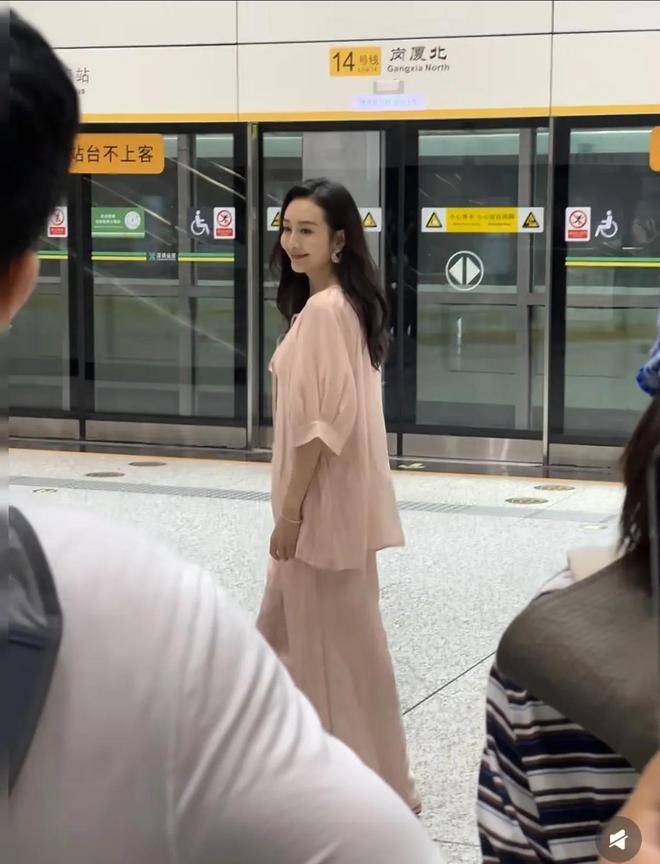 被偶遇穿自己设计的衣服像睡衣贼难看开元棋牌王鸥深圳岗厦地铁、深圳湾
