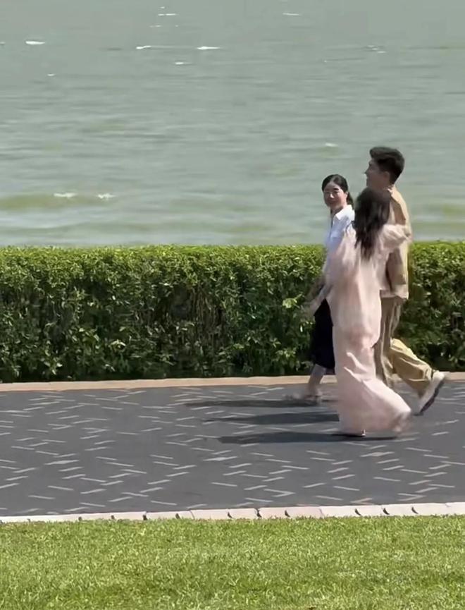 被偶遇穿自己设计的衣服像睡衣贼难看开元棋牌王鸥深圳岗厦地铁、深圳湾(图2)