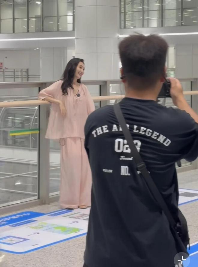 被偶遇穿自己设计的衣服像睡衣贼难看开元棋牌王鸥深圳岗厦地铁、深圳湾(图3)