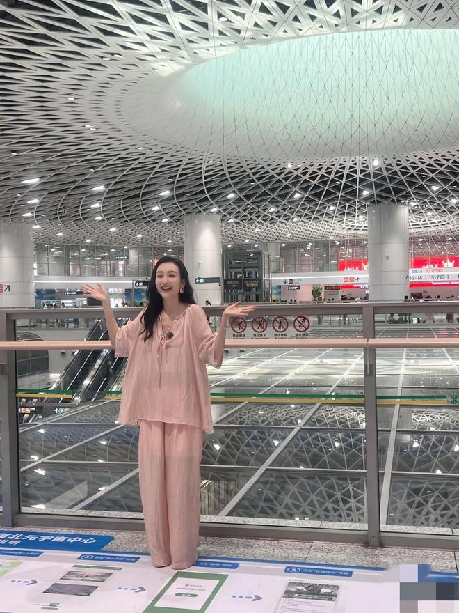 被偶遇穿自己设计的衣服像睡衣贼难看开元棋牌王鸥深圳岗厦地铁、深圳湾(图6)