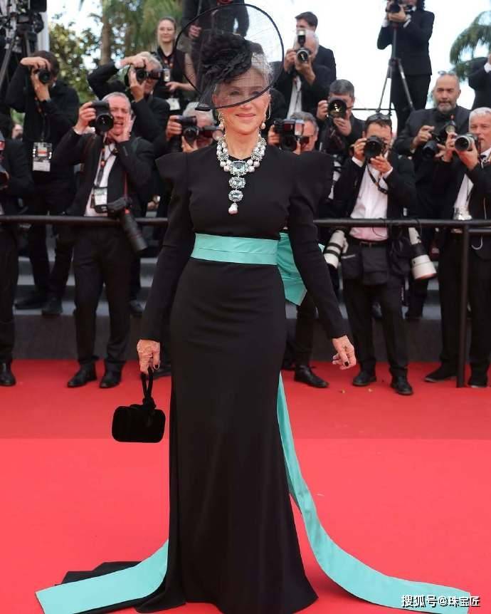 Margot McKinney教你做气场女王！开元棋牌色彩炸裂！欧泊珍珠彩宝混搭澳洲珠宝教母(图24)