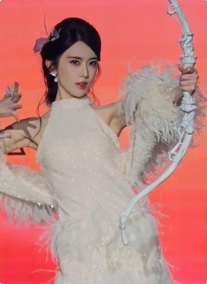 个天生丽质颜值身材都不输内娱女星开元棋牌短剧演员红毯：女演员们各(图2)