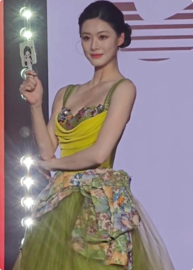 个天生丽质颜值身材都不输内娱女星开元棋牌短剧演员红毯：女演员们各(图4)