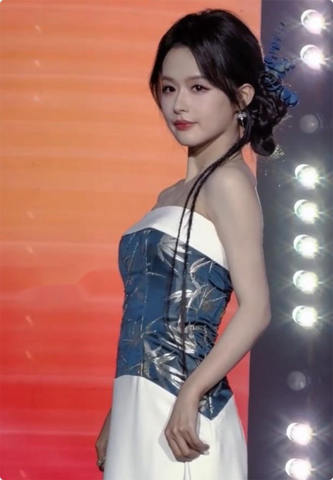 个天生丽质颜值身材都不输内娱女星开元棋牌短剧演员红毯：女演员们各(图7)