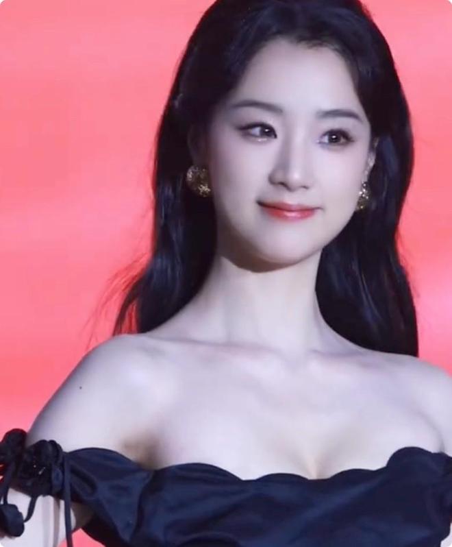 个天生丽质颜值身材都不输内娱女星开元棋牌短剧演员红毯：女演员们各(图8)