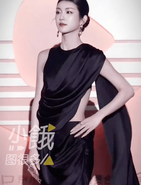 个天生丽质颜值身材都不输内娱女星开元棋牌短剧演员红毯：女演员们各(图9)