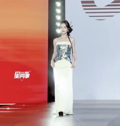 个天生丽质颜值身材都不输内娱女星开元棋牌短剧演员红毯：女演员们各(图10)