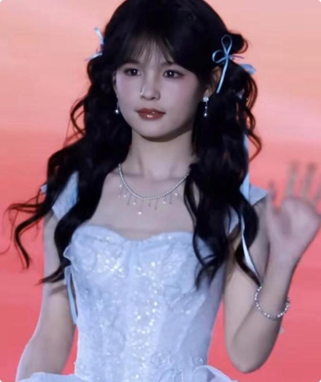 个天生丽质颜值身材都不输内娱女星开元棋牌短剧演员红毯：女演员们各(图18)