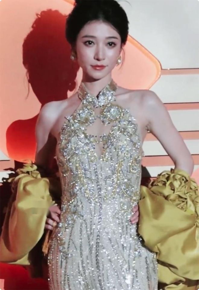 个天生丽质颜值身材都不输内娱女星开元棋牌短剧演员红毯：女演员们各(图15)