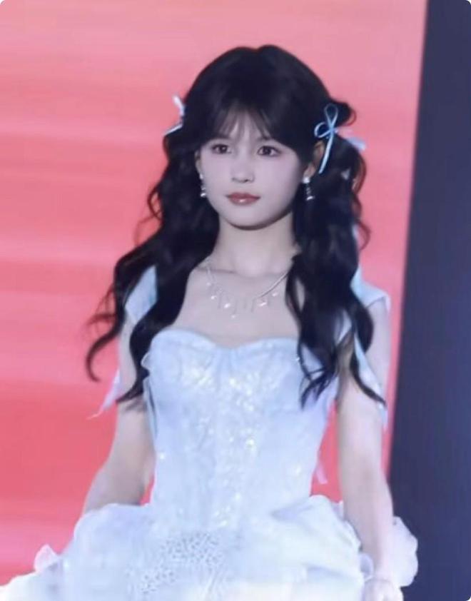 个天生丽质颜值身材都不输内娱女星开元棋牌短剧演员红毯：女演员们各(图12)