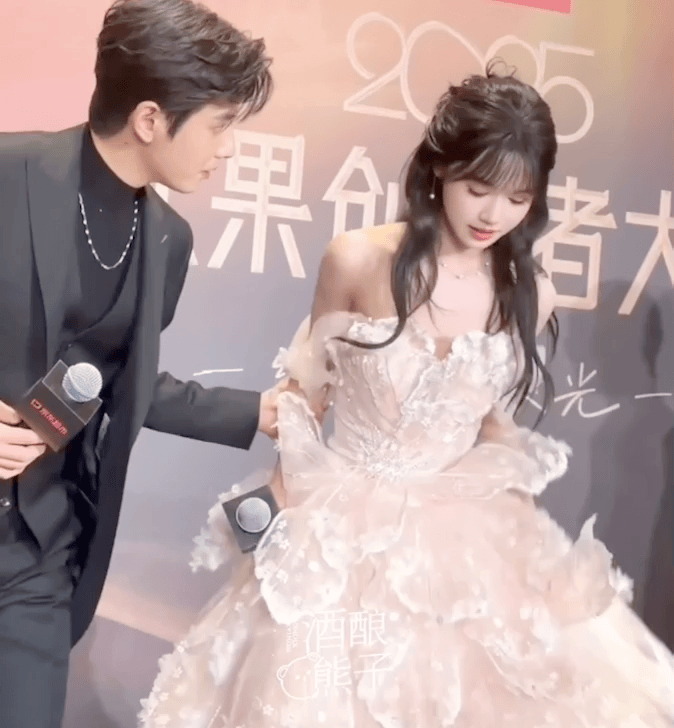 个天生丽质颜值身材都不输内娱女星开元棋牌短剧演员红毯：女演员们各(图11)