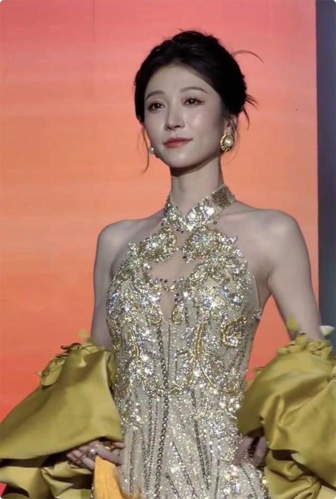 个天生丽质颜值身材都不输内娱女星开元棋牌短剧演员红毯：女演员们各(图13)
