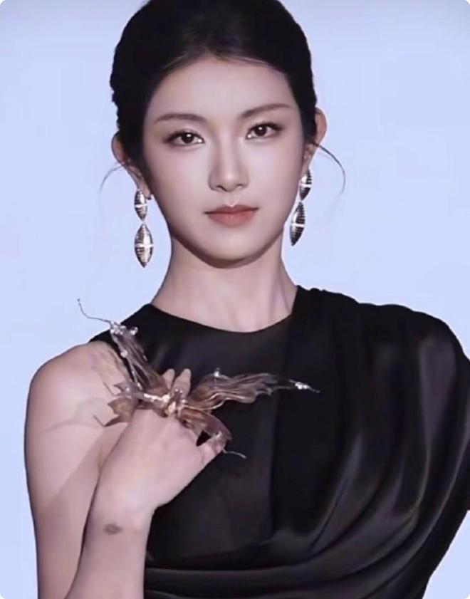 个天生丽质颜值身材都不输内娱女星开元棋牌短剧演员红毯：女演员们各(图14)