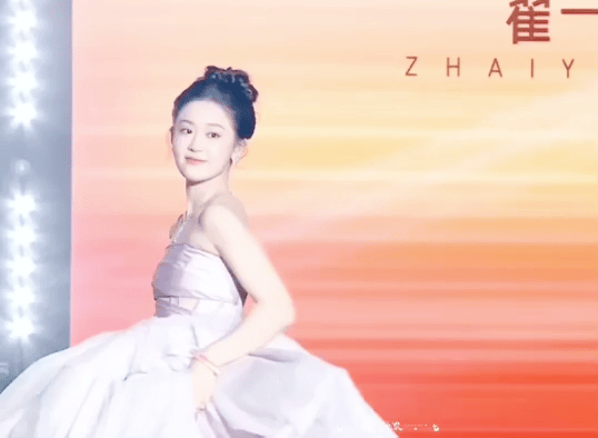 个天生丽质颜值身材都不输内娱女星开元棋牌短剧演员红毯：女演员们各(图22)