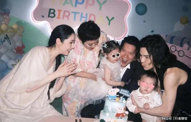 钱向佐带娃有时异地但豪门日子藏不住了开元棋牌app郭碧婷手撕谣言：婆婆给(图6)