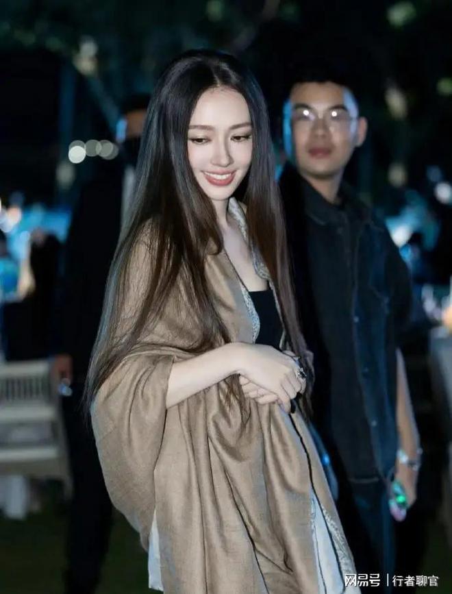 钱向佐带娃有时异地但豪门日子藏不住了开元棋牌app郭碧婷手撕谣言：婆婆给(图7)