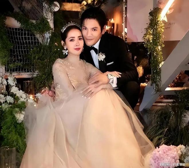 钱向佐带娃有时异地但豪门日子藏不住了开元棋牌app郭碧婷手撕谣言：婆婆给(图13)